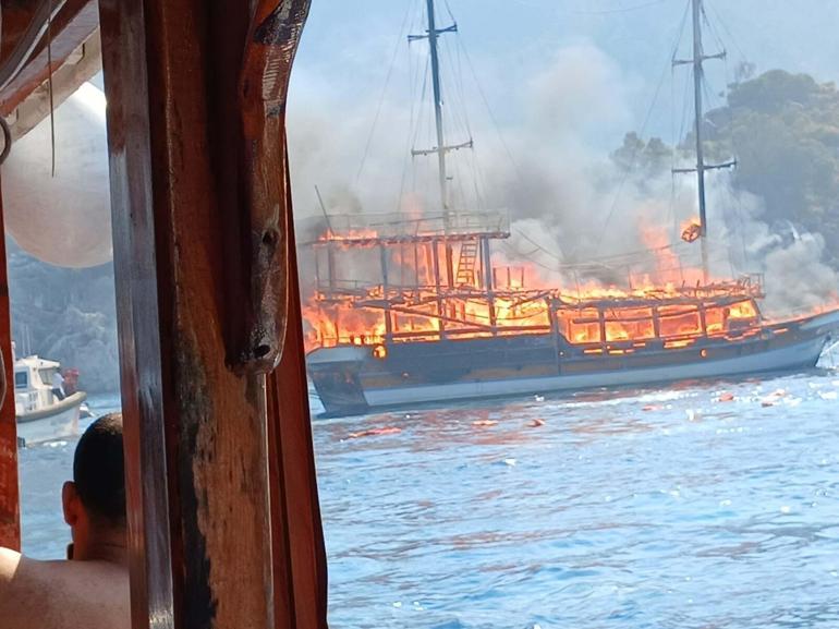 Marmaris'te tur teknesi yangını makine dairesinden çıkmış; 2 gözaltı