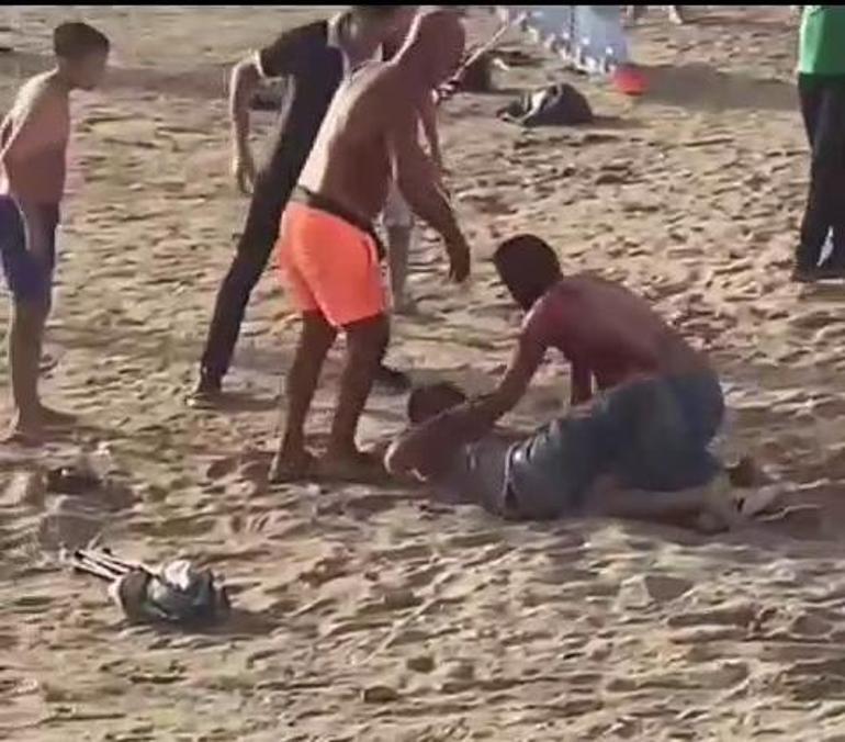 Plajda bıçaklı kavgada 2 kişi yaralandı; o anlar kamerada