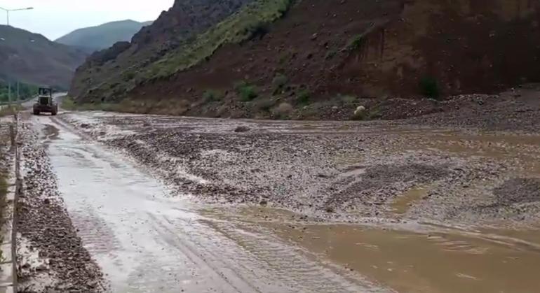 Erzurum’da sağanak sonrası oluşan heyelanda karayolu ulaşıma kapandı