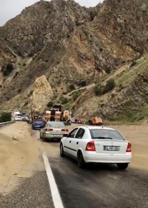 Erzurum’da sağanak sonrası oluşan heyelanda karayolu ulaşıma kapandı