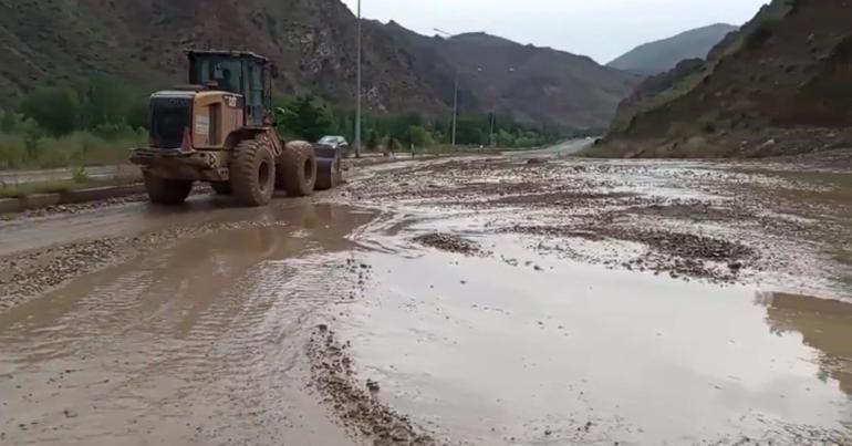 Erzurum’da sağanak sonrası oluşan heyelanda karayolu ulaşıma kapandı