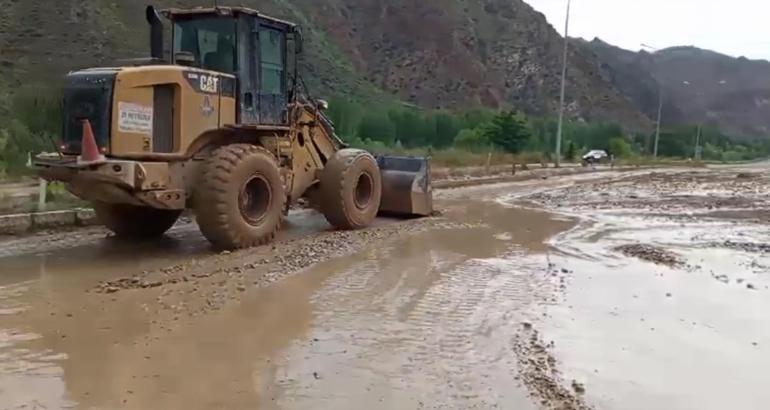 Erzurum’da sağanak sonrası oluşan heyelanda karayolu ulaşıma kapandı