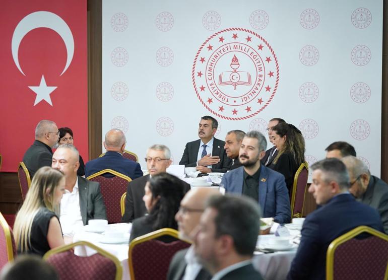 Bakan Tekin, Muharrem Ayı 'On İki İmam Orucu' iftar programına katıldı