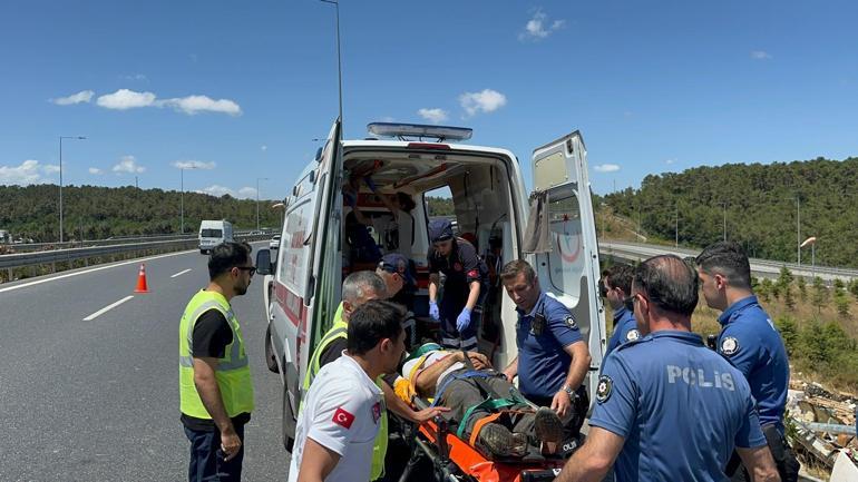 Kuzey Marmara Otoyolu’nda bariyerleri aşan kamyon şarampole devrildi: 2 yaralı