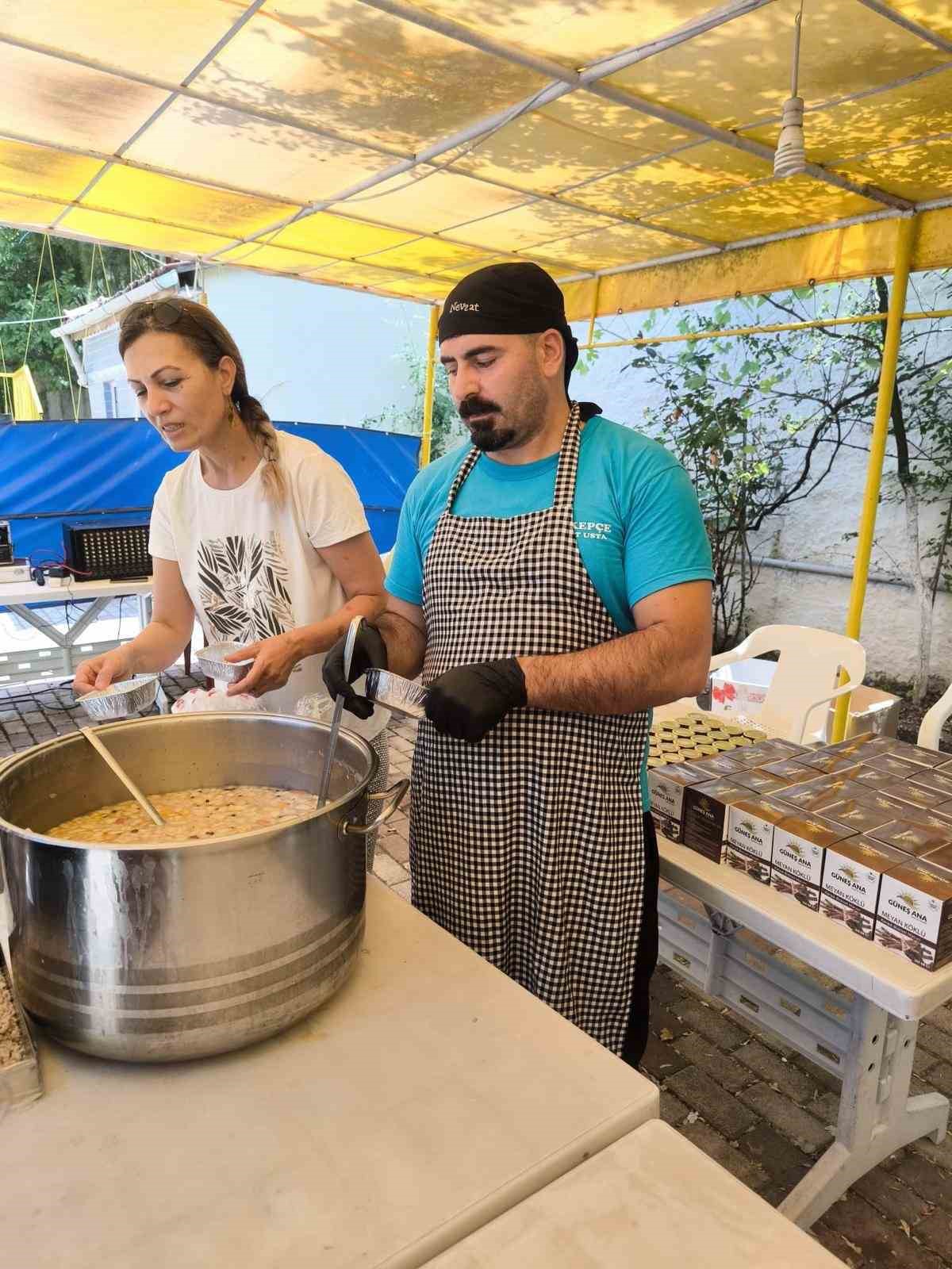 Aşure dağıtırken huzurevlerini ve yaşlıları unutmadılar