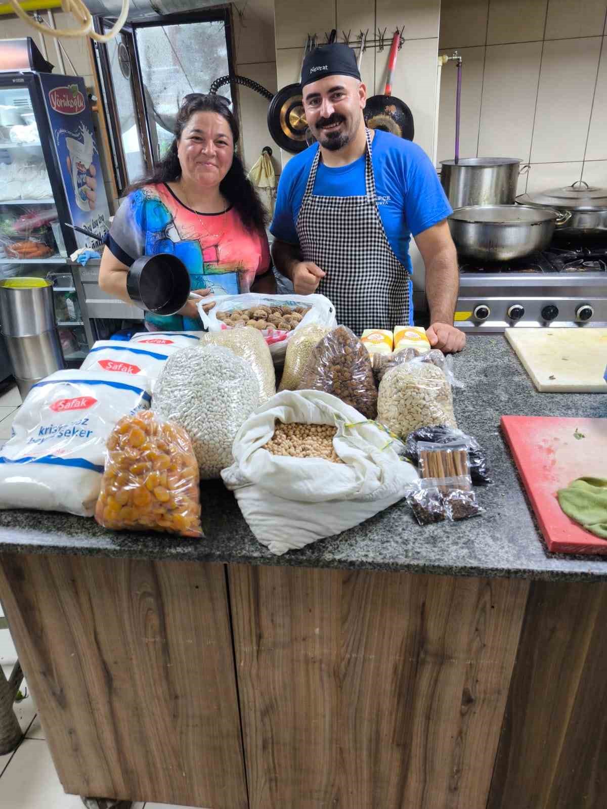 Aşure dağıtırken huzurevlerini ve yaşlıları unutmadılar