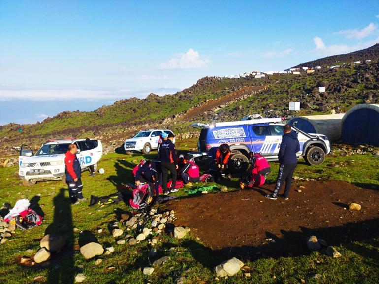 Ağrı Dağı'nda kaybolan 1'i kadın 2 dağcı aranıyor