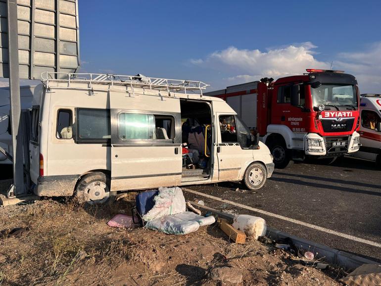 Ankara'da tarım işçilerini taşıyan otobüs ile minibüs çarpıştı; 1 ölü, 16 yaralı