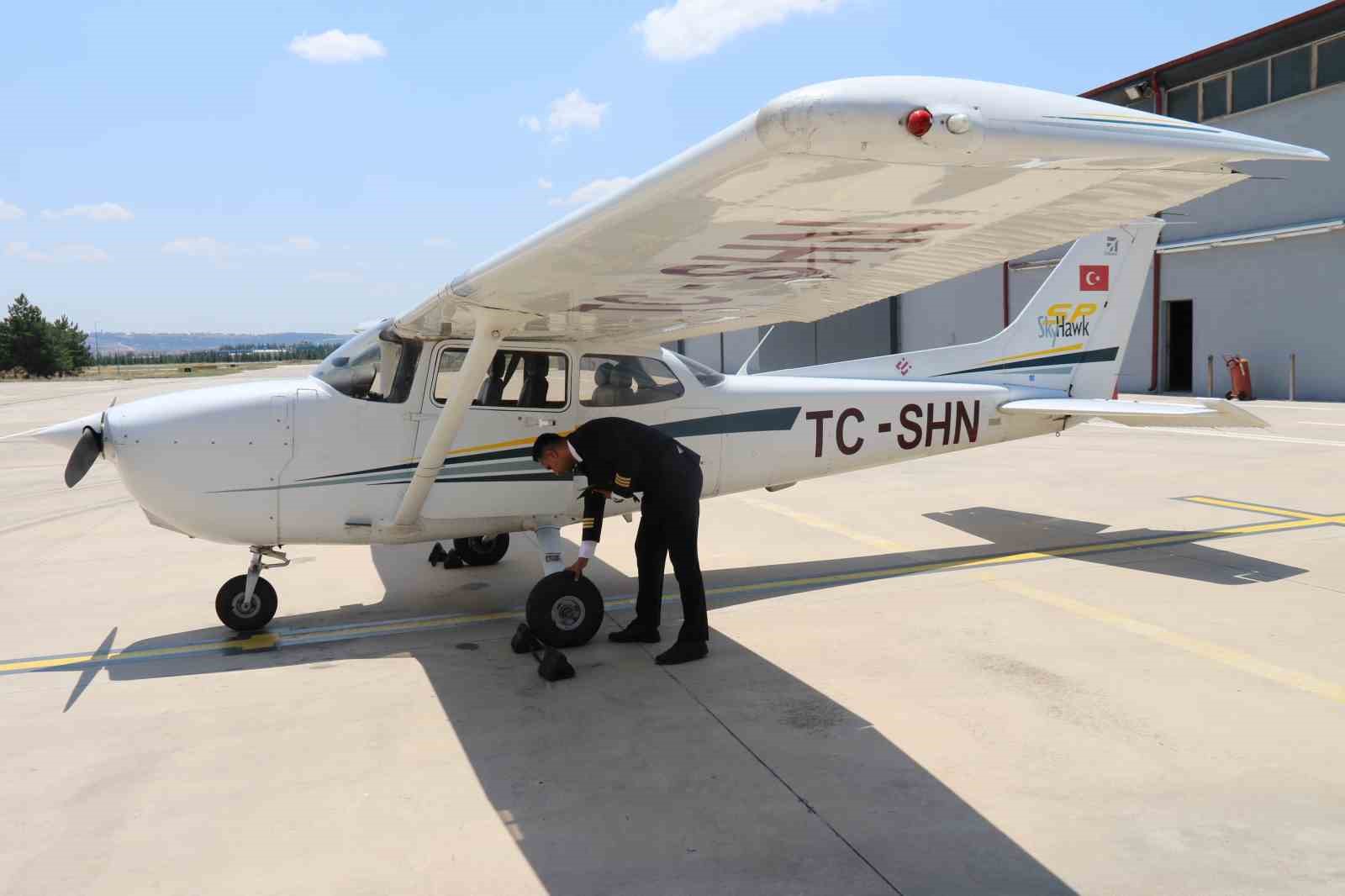 Çocukluk hayali pilotluk mesleğini yapmak için Tıp Fakültesini bıraktı