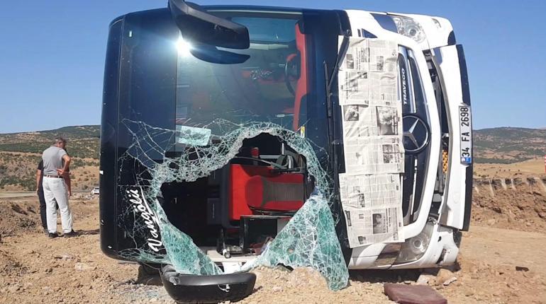 Bingöl'de yolcu otobüsü devrildi: 14 yaralı