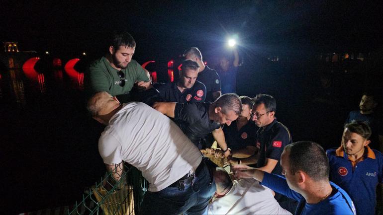 Meriç Nehri'nde tekneleri alabora olan 5 arkadaşı ekipler kurtardı