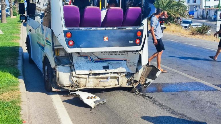 Bodrum'da otomobil ile minibüs çarpıştı: 14 yaralı