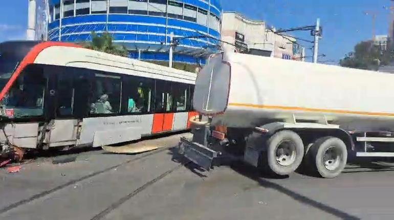 Güngören'de otomobil tramvaya çarptı