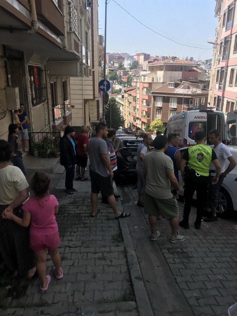 Kağıthane'de kontrolden çıkan otomobilden atladı; kaza anı kamerada