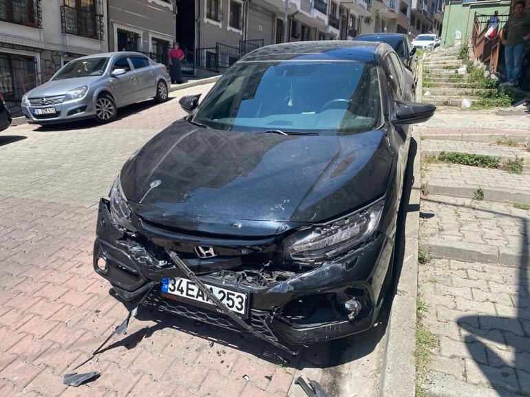 Kağıthane'de kontrolden çıkan otomobilden atladı; kaza anı kamerada