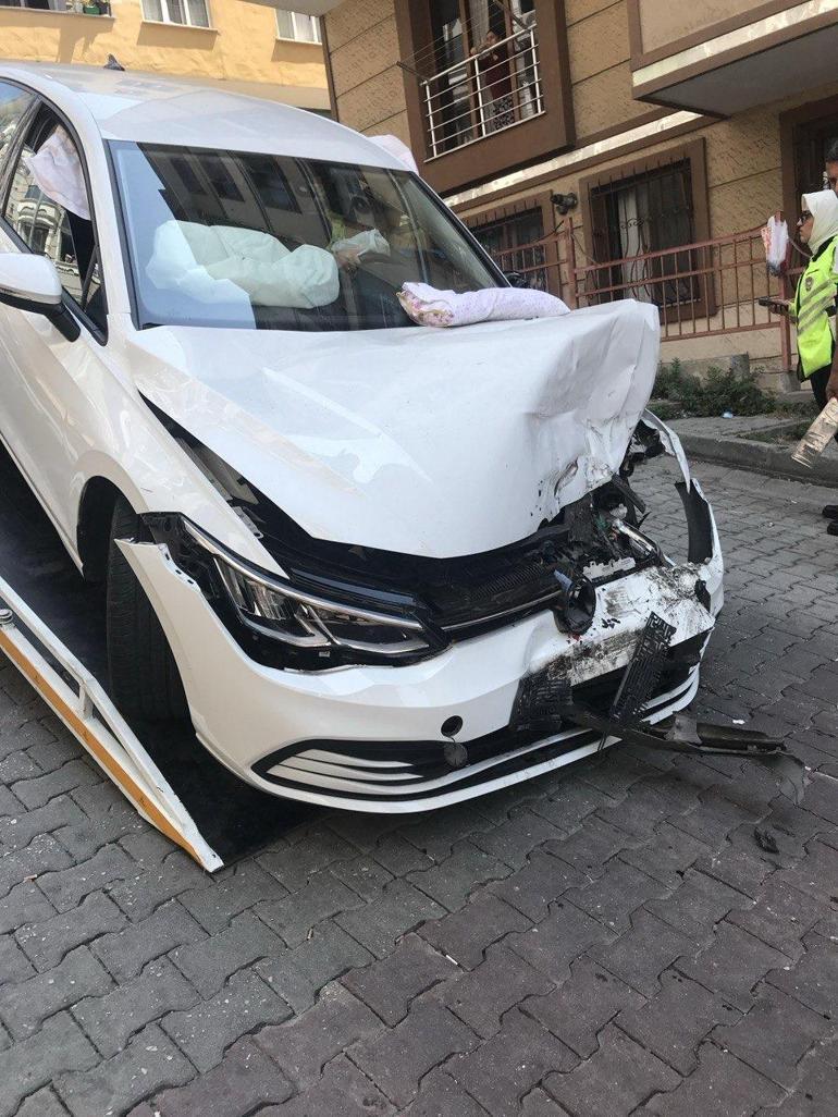 Kağıthane'de kontrolden çıkan otomobilden atladı; kaza anı kamerada