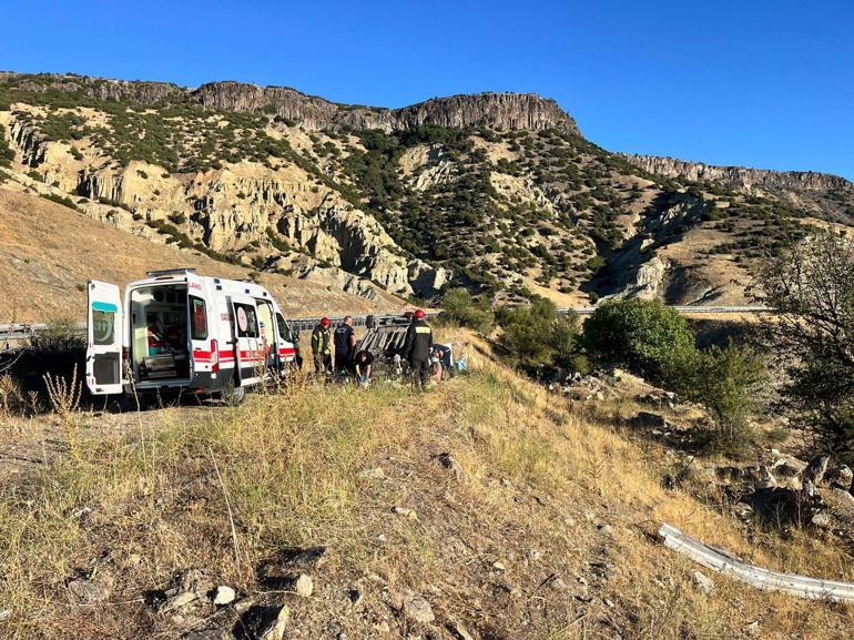 Depremde kaybettikleri çocuklarının mezarını ziyarete giderken kaza geçiren çift, yaralandı