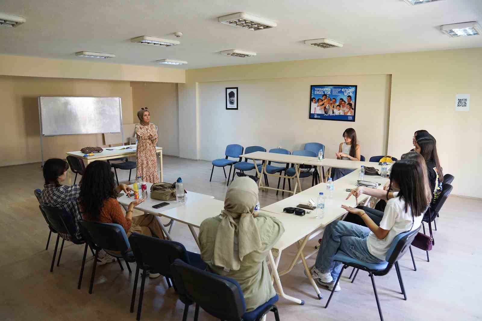 Gençlik Merkezi’nde işaret dilini öğreniyorlar