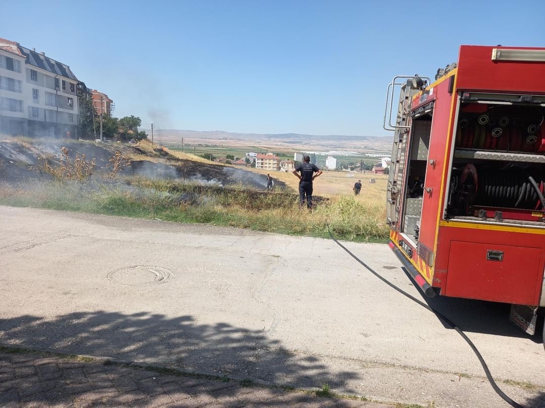 Ot yangını itfaiye tarafından büyümeden söndürüldü