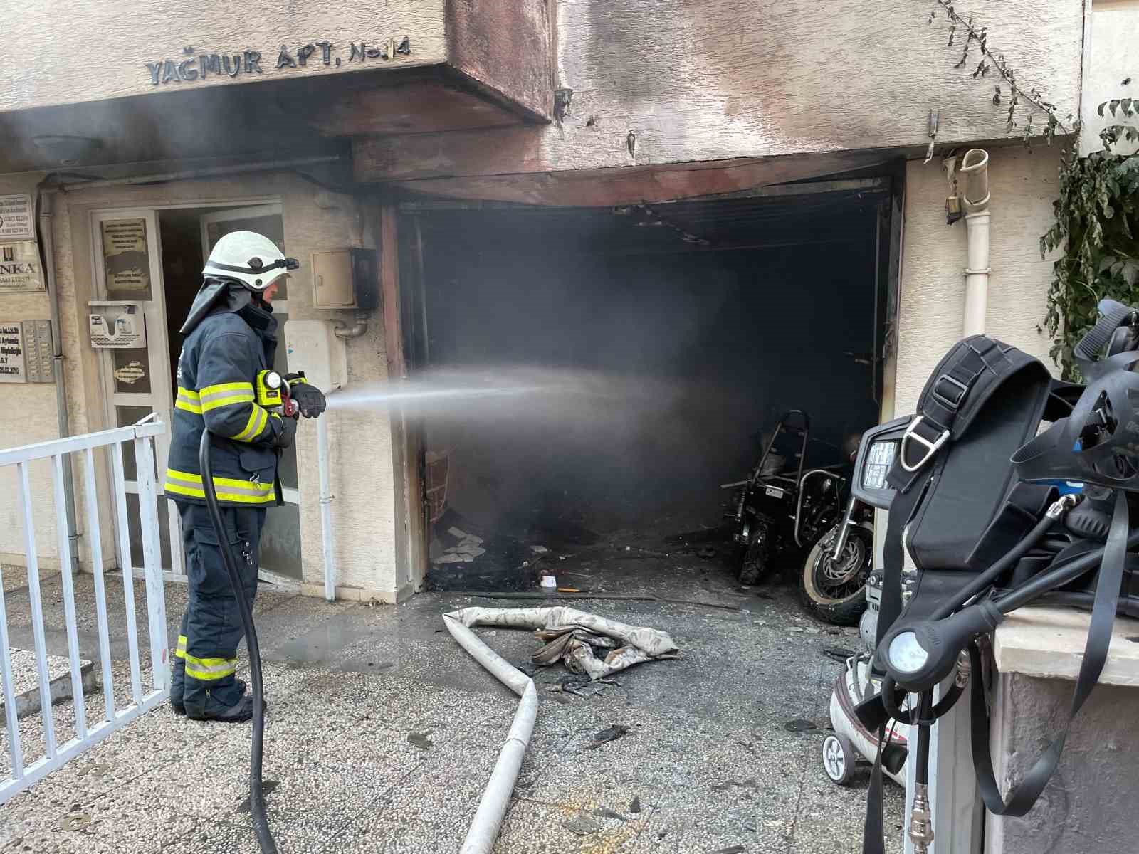 Garajda çıkan yangın sonrası araçlar kullanılamayacak hale geldi