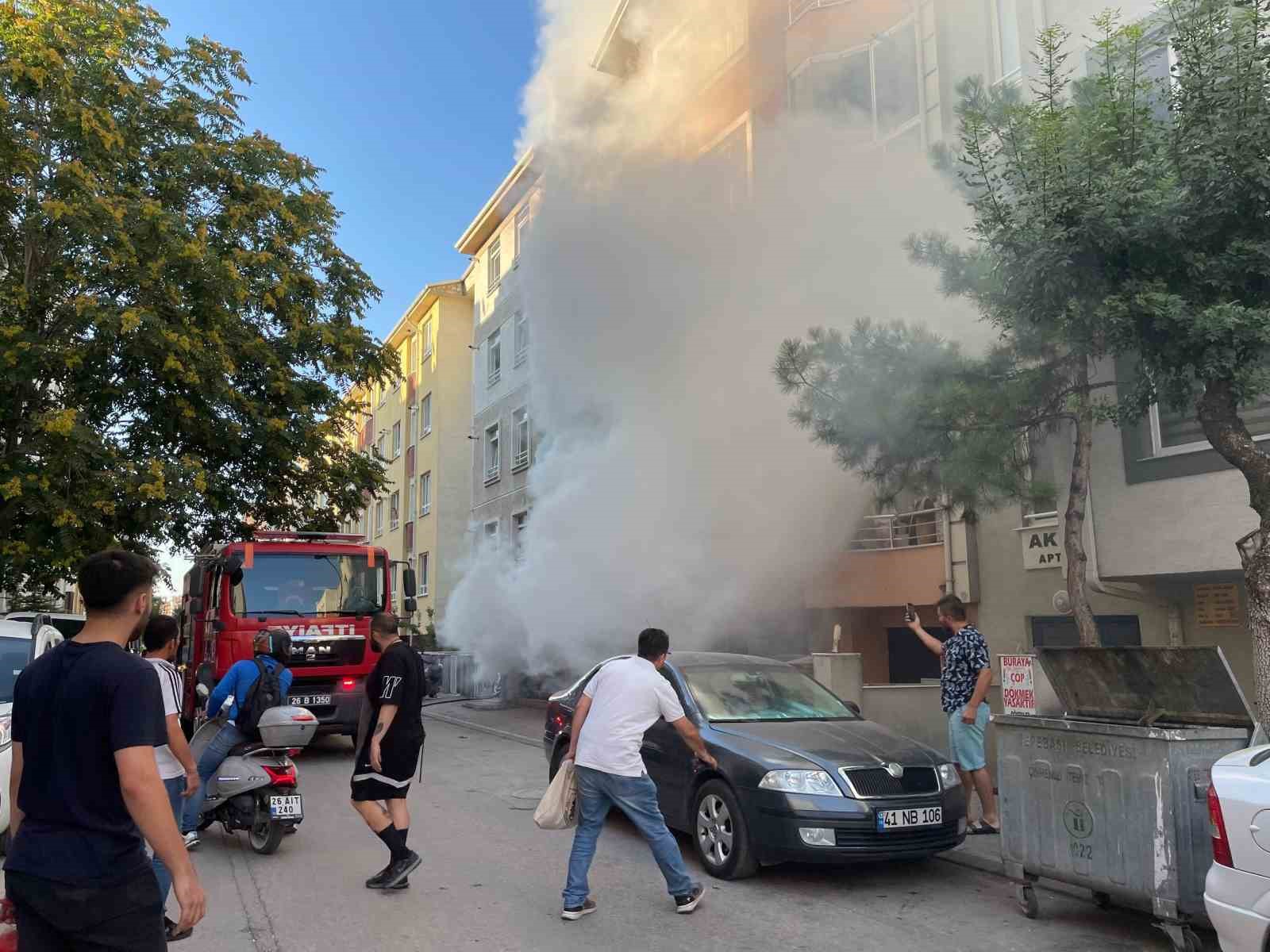 Garajda çıkan yangın sonrası araçlar kullanılamayacak hale geldi