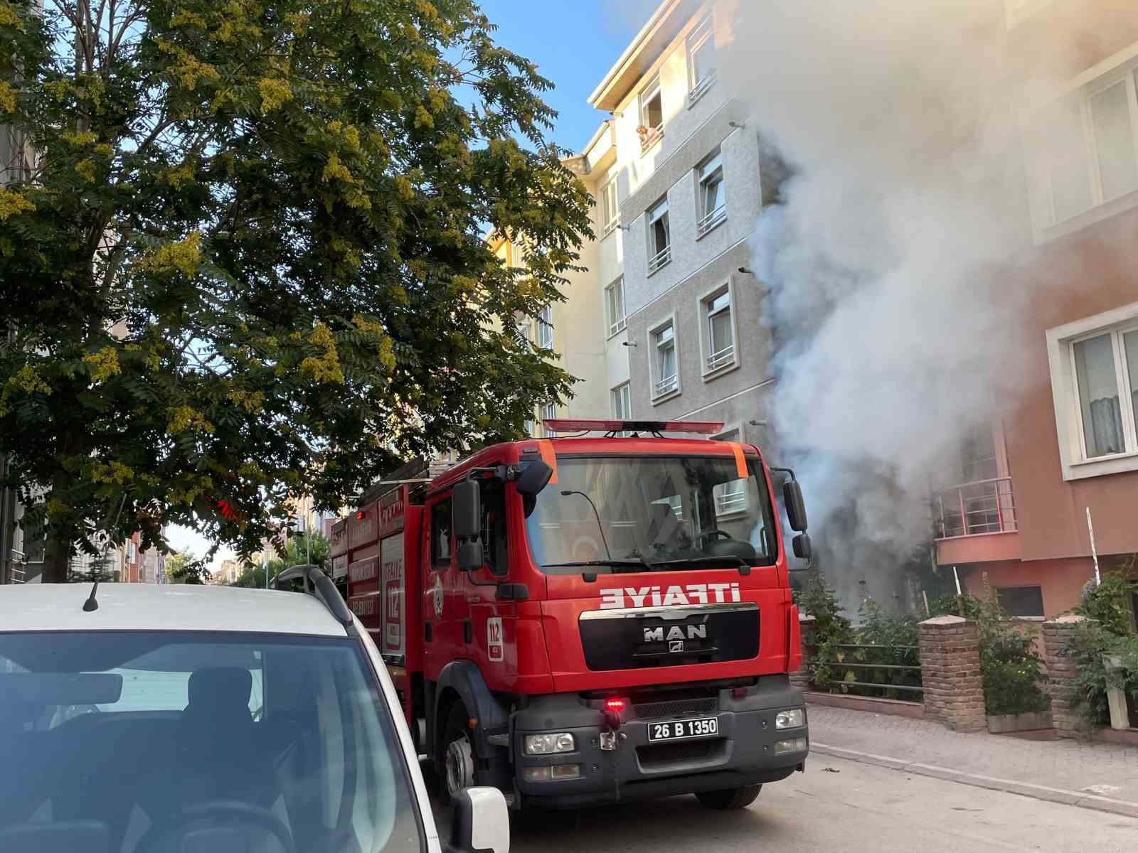 Garajda çıkan yangın sonrası araçlar kullanılamayacak hale geldi