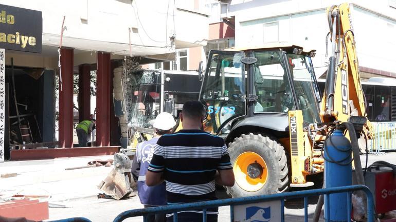 Pendik'te İETT otobüsünün çarptığı 4 katlı binanın kolonları otobüsün çekilmesi için güçlendirildi