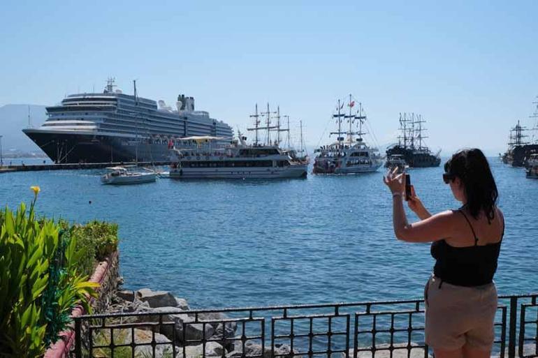 Kruvaziyerle 2199 turist Alanya'ya geldi