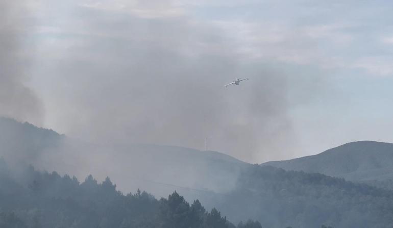 Rusya'dan kiralanan Be-200 amfibi yangın söndürme uçağı, Yalova'daki yangında 58 ton su attı