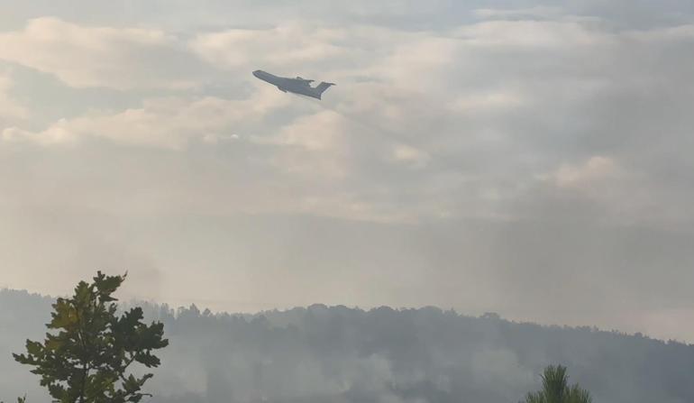 Rusya'dan kiralanan Be-200 amfibi yangın söndürme uçağı, Yalova'daki yangında 58 ton su attı