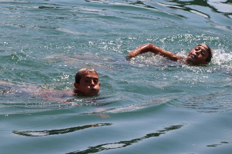 Van Gölü'nde yüzen çocukların saçları sarı oluyor