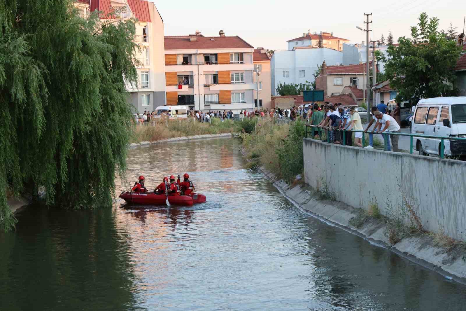 Sulama kanalına düşen çocuğu kurtardı, kendi kurtulamadı... Ölmeden önceki son anları kamerada