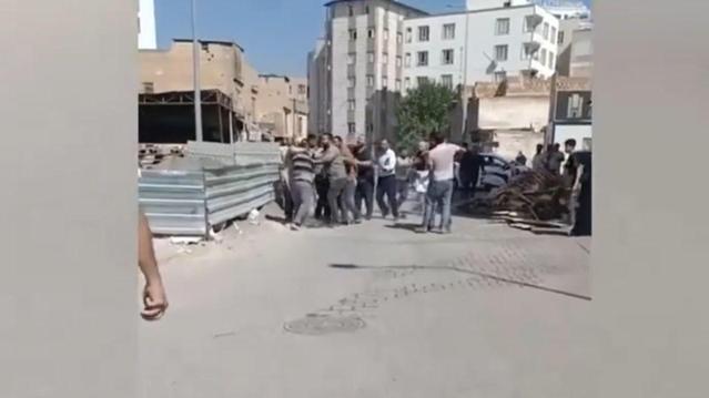 Şanlıurfa'da 'isot ve patlıcanın kaybolması' kavgası kamerada