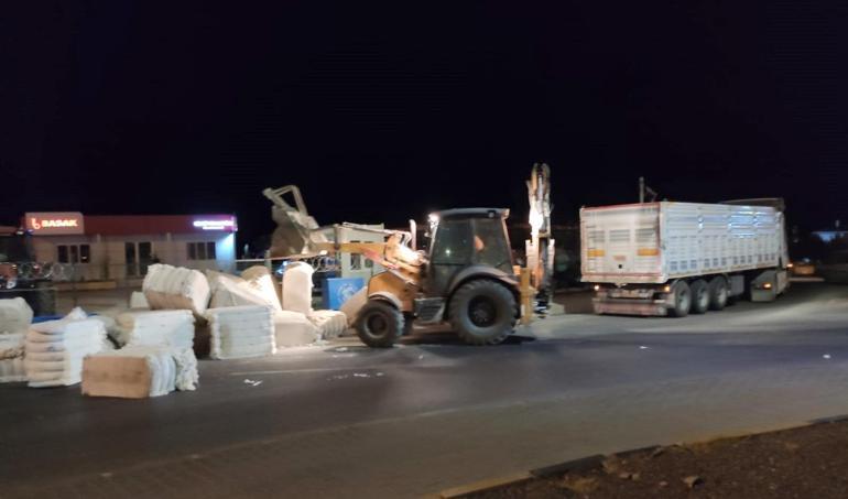 TIR'ın dorsesindeki pamuk balyaları yola savruldu; ulaşım durdu