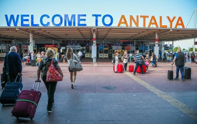 Antalya'ya gelen turist sayısı 9 milyonu aştı