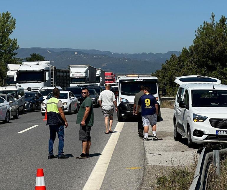 Otomobil, otoyolun ortasında alev alev yandı