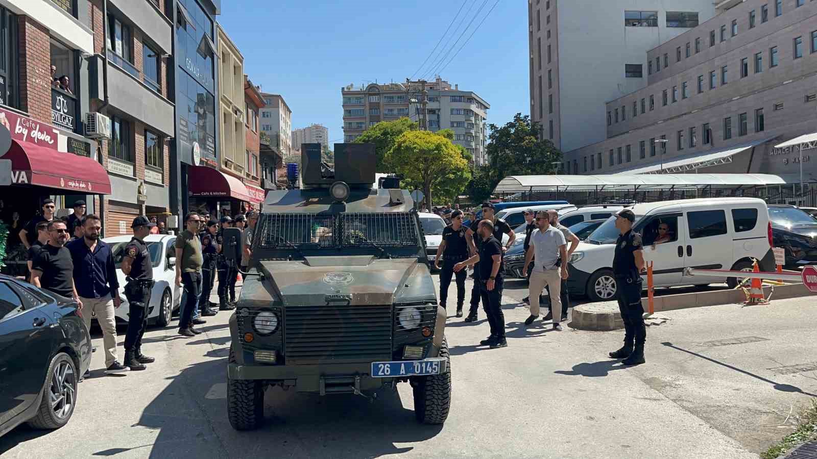 5 kişiyi bıçakla yaralayan saldırgan geniş güvenlik önlemleri altında adliyeye sevk edildi