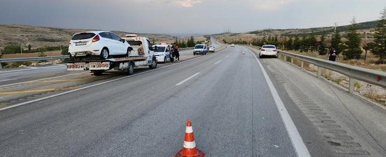 Bariyerlere çarptığı otomobilinin parçalarını toplarken ikinci kazada öldü