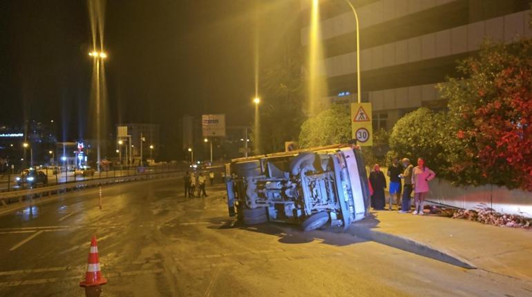 Pendik'te sebze yüklü kamyonet devrildi: 2 yaralı