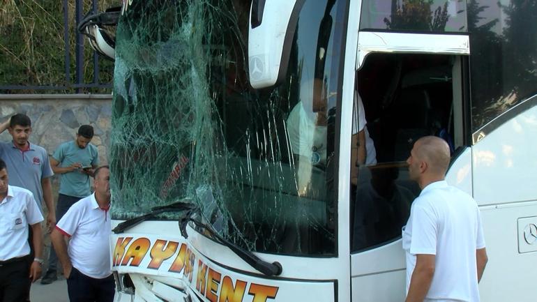 İstanbul-Üsküdar’da şehirlerarası yolcu otobüsü, İETT otobüsüne çarptı: 3 yaralı