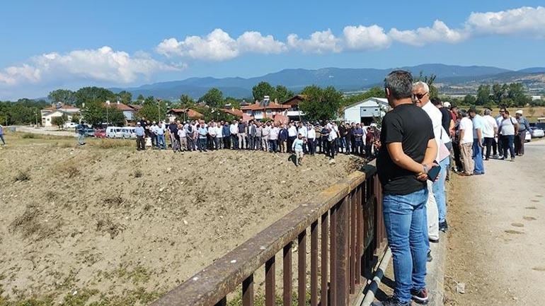 Beyaz et fabrikalarının atıklarını dereye boşaltarak doğayı kirletmelerine köylülerden tepki