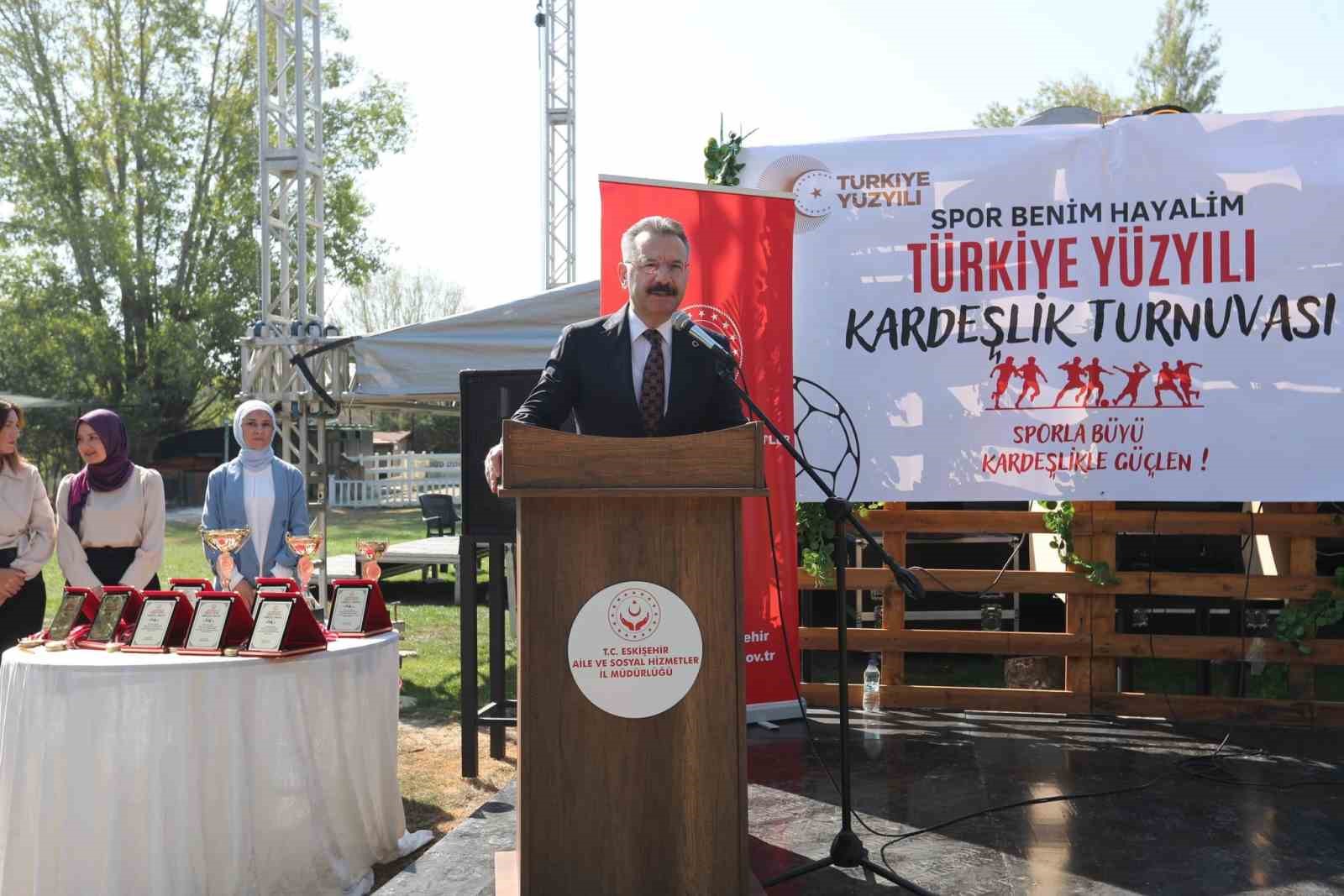 Futbol turnuvasının şampiyon takımına madalyalarını Vali Aksoy verdi