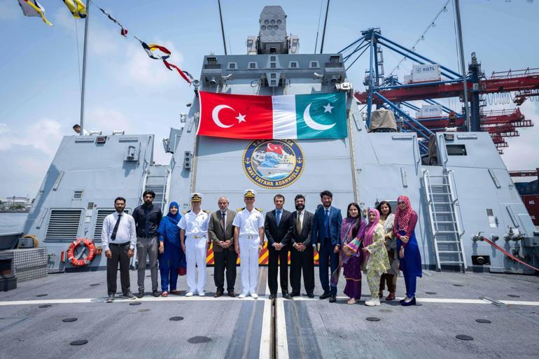 TCG Kınalıada korveti, Pakistan’ı ziyaret etti