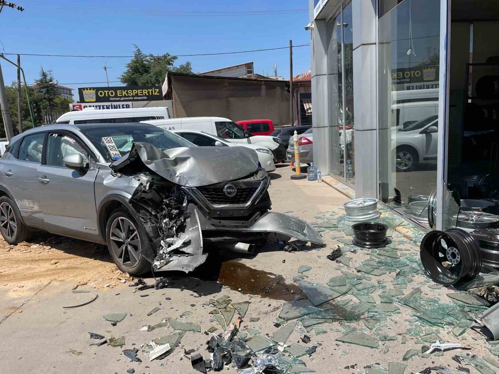 Önce otomobile, sonra cenaze aracına çarpan araç lastikçiye girdi: 1 yaralı