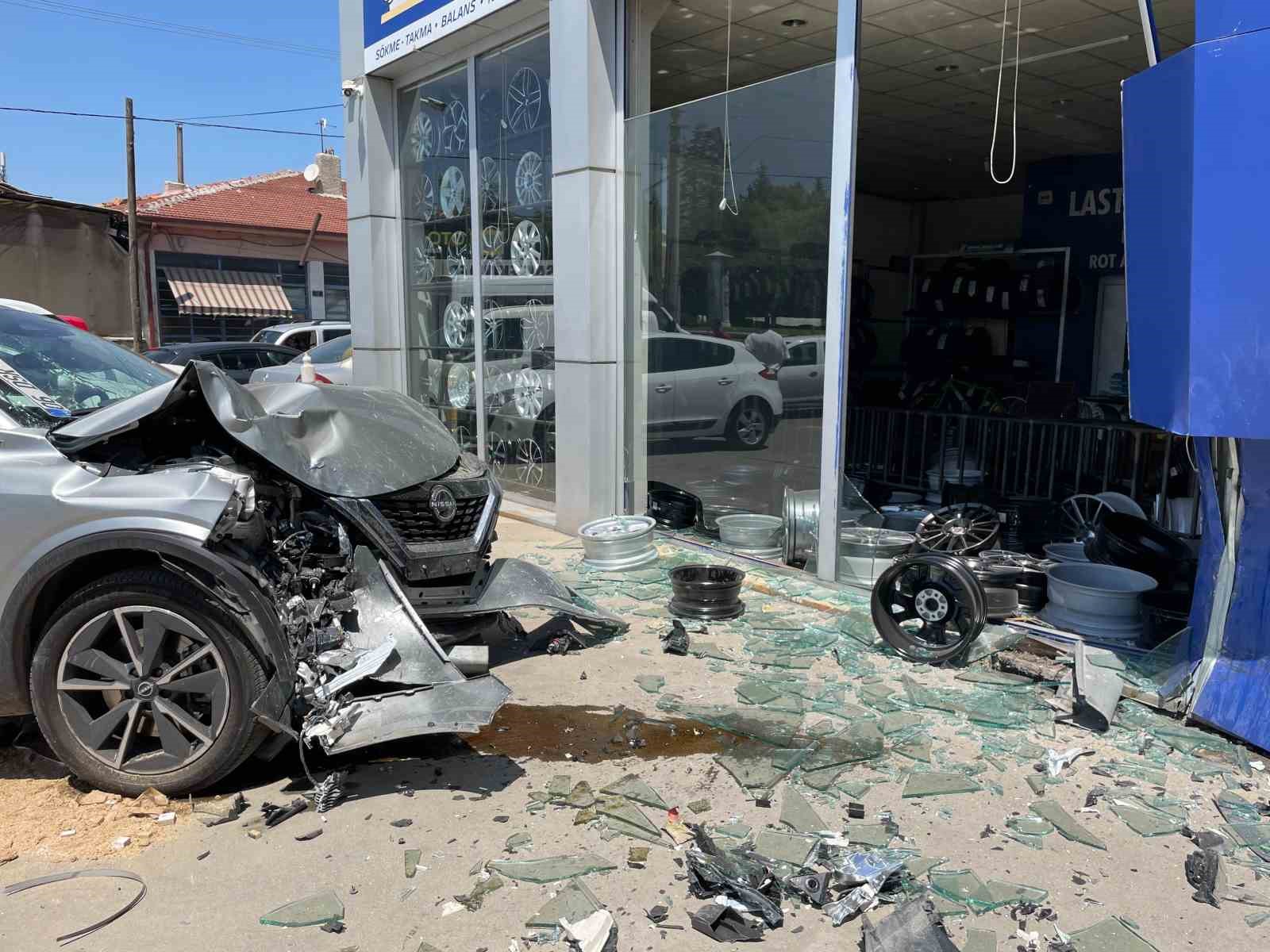 Önce otomobile, sonra cenaze aracına çarpan araç lastikçiye girdi: 1 yaralı