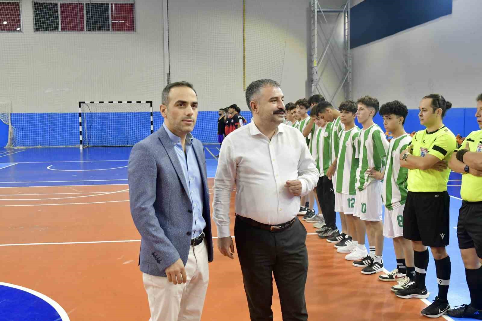 Futsal turnuvası il müdürlerinin vuruşuyla başladı