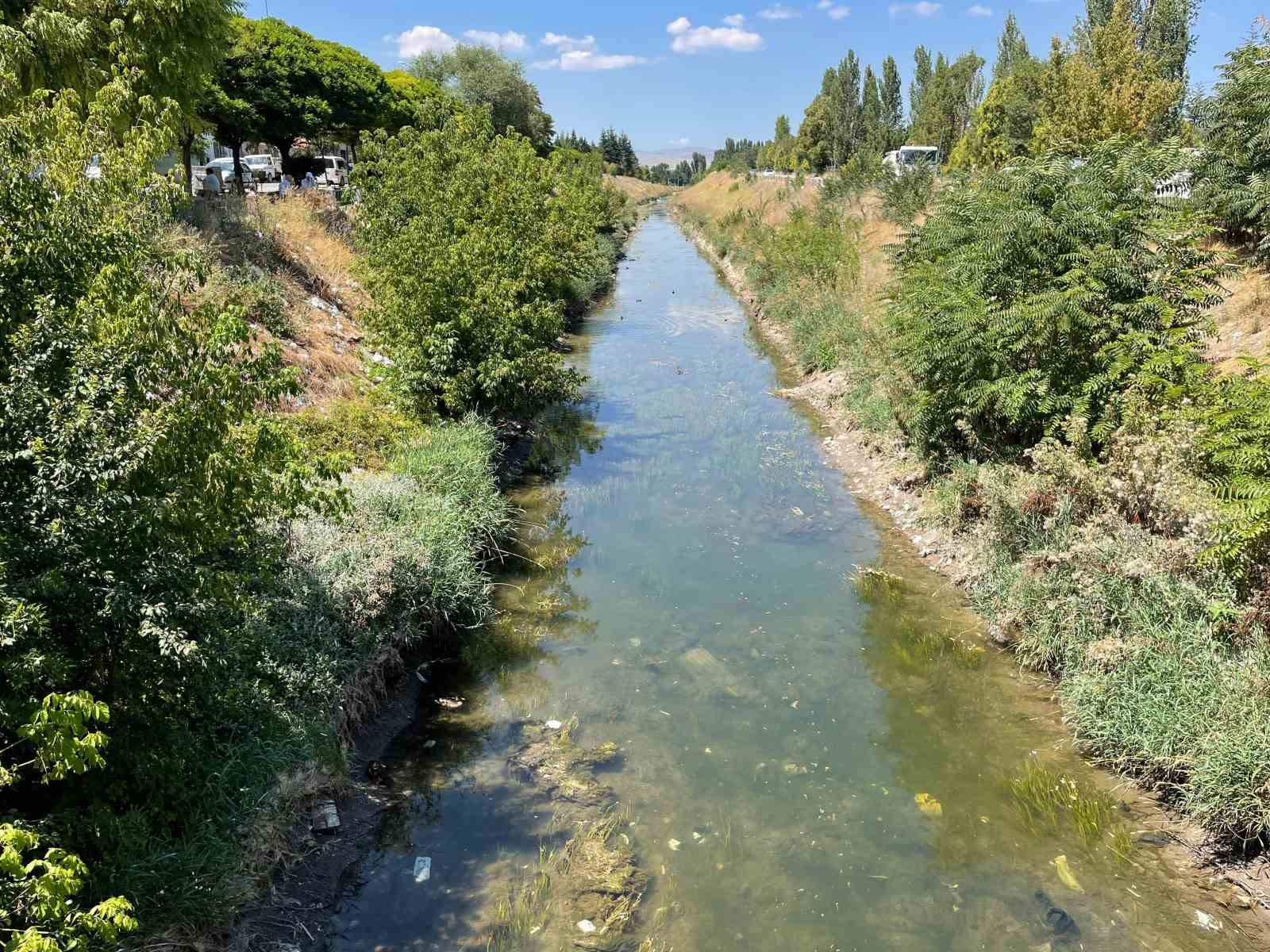 (ÖZEL) Yeşiltepe mahalle sulama kanalı için yardım bekliyor