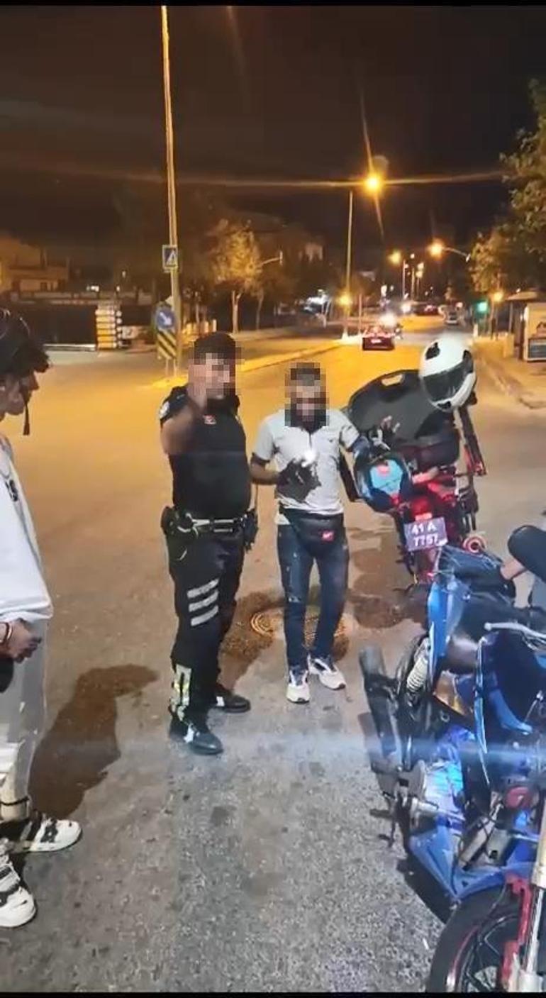 Polis, önce ceza kesti ardından abartı egzoz sesini motosikletliye dinlettirdi