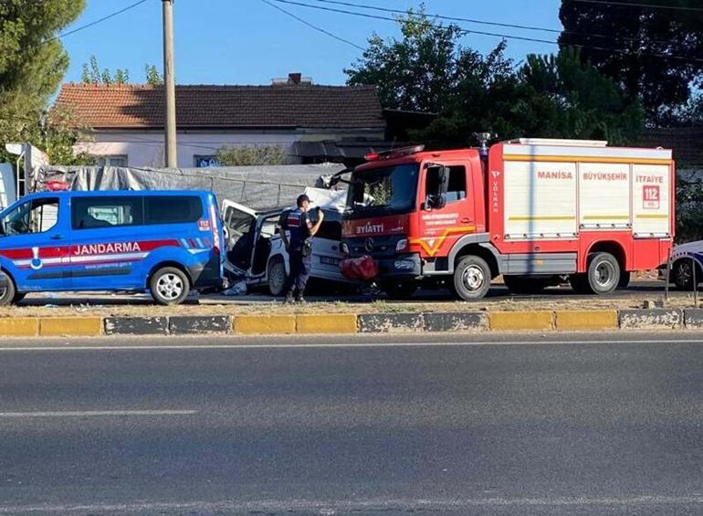 Manisa'da hafif ticari araç, kamyona çarptı: 4 ölü, 3 ağır yaralı