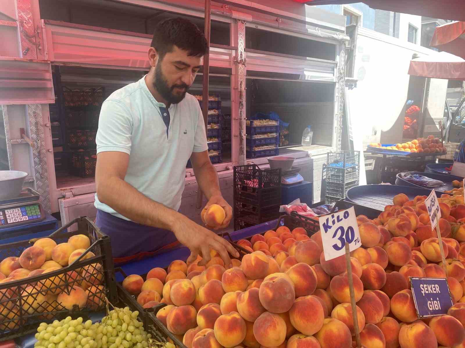 Pazarcı esnafı yazlık meyvelerin satışlarından memnun değil